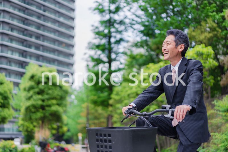 自転車通勤をする高齢のビジネスマン