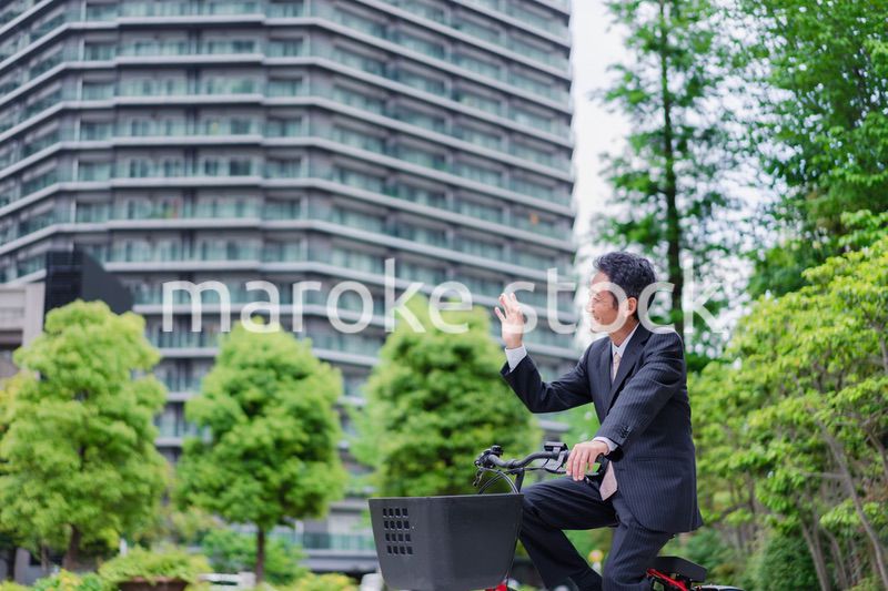 自転車通勤をする高齢のビジネスマン