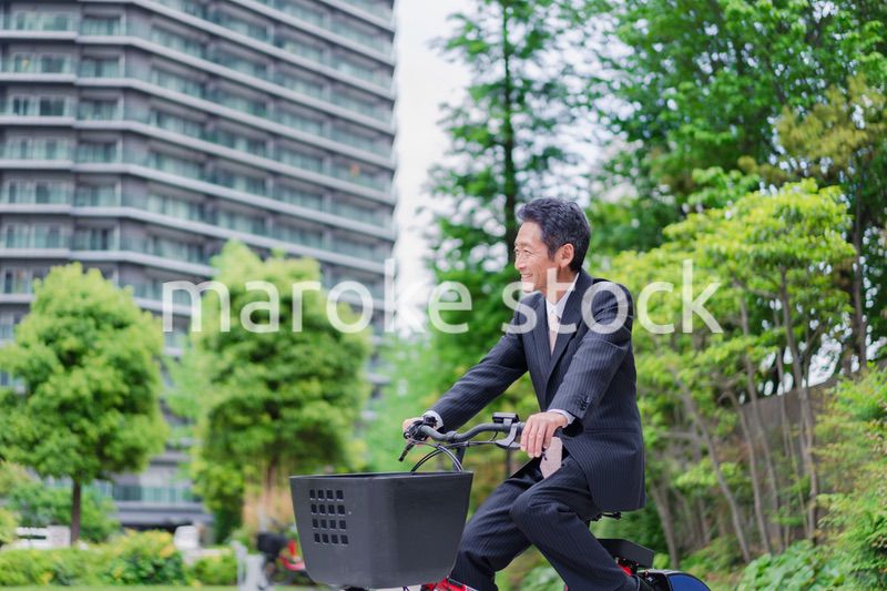 自転車通勤をする高齢のビジネスマン