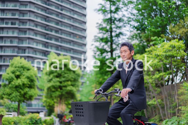 自転車通勤をする高齢のビジネスマン