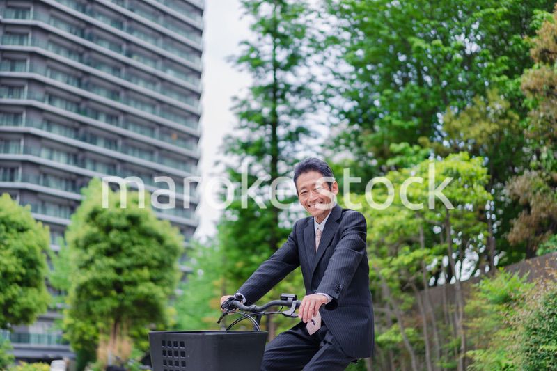 自転車通勤をする高齢のビジネスマン