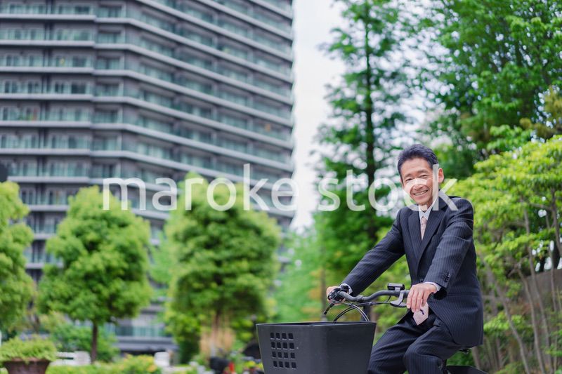自転車通勤をする高齢のビジネスマン