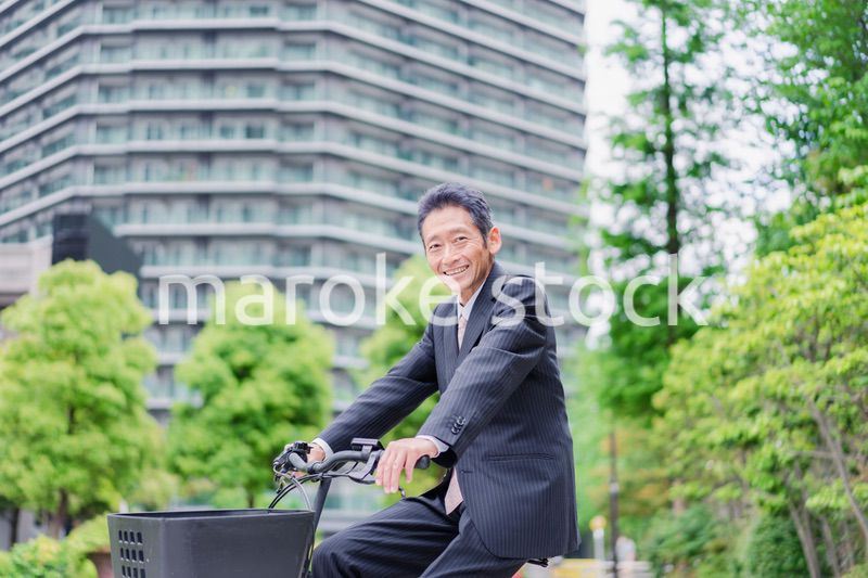 自転車通勤をする高齢のビジネスマン