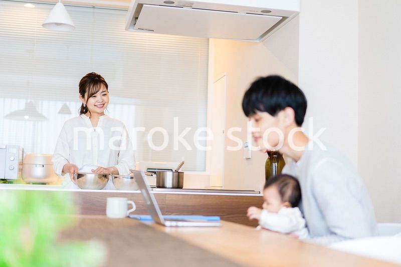 赤ちゃんと一緒にパソコンを使うパパ