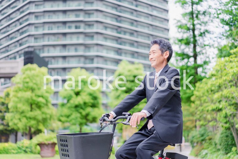 自転車通勤をする高齢のビジネスマン