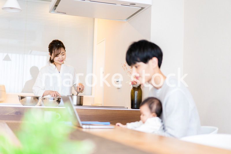 おうちで過ごす若いファミリー