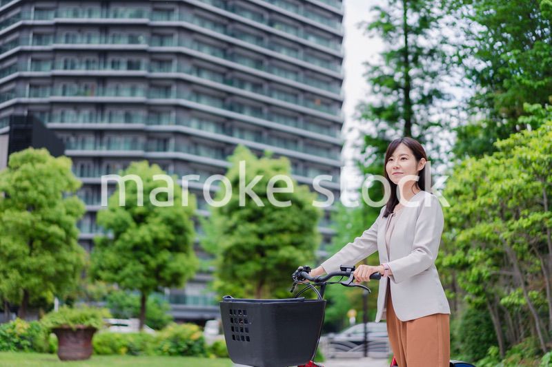 自転車通勤をする若いビジネスウーマン
