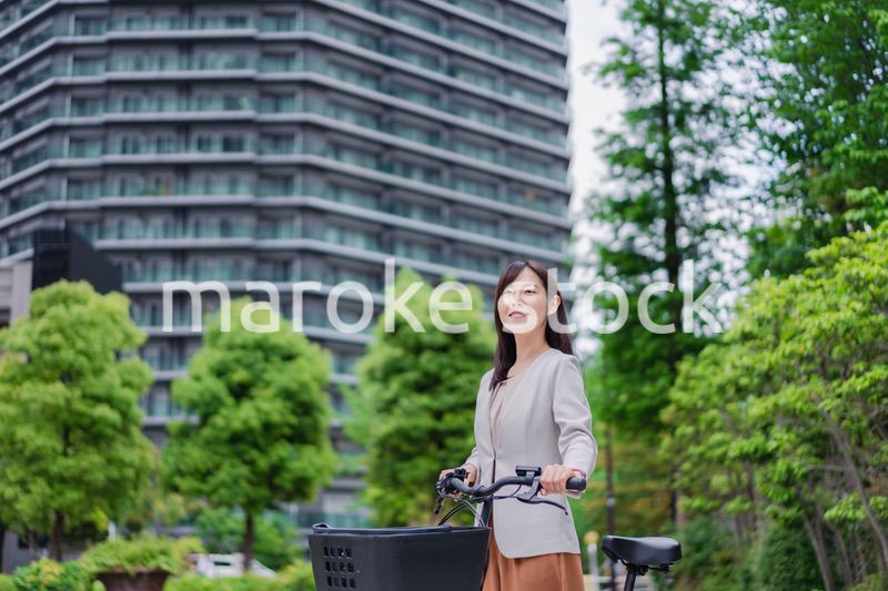 自転車通勤をする若いビジネスウーマン