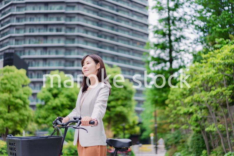 自転車通勤をする若いビジネスウーマン
