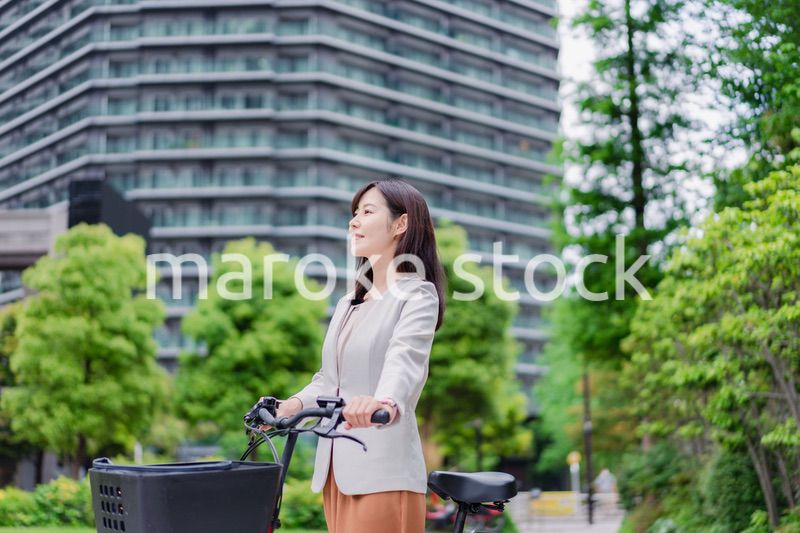 自転車通勤をする若いビジネスウーマン