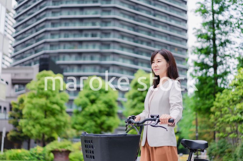 自転車通勤をする若いビジネスウーマン