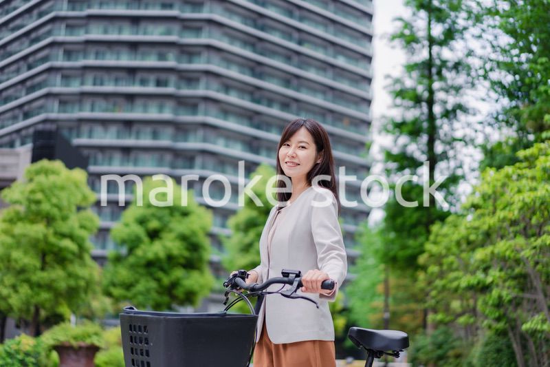 自転車通勤をする若いビジネスウーマン