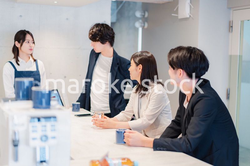 カフェに集うお客さま