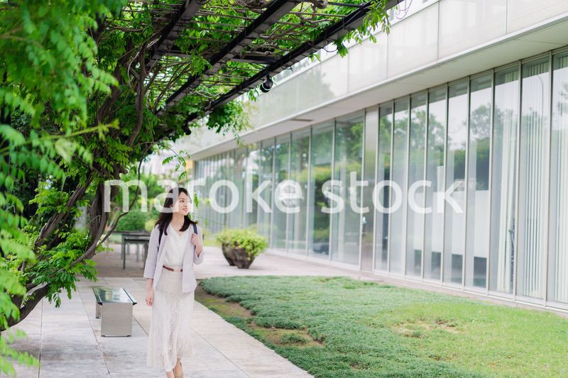 一人で街を歩くビジネスウーマン