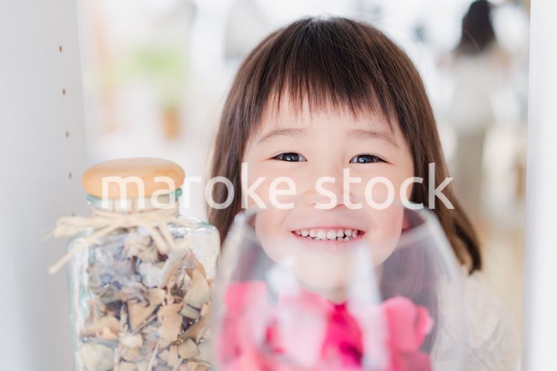 おうちで遊ぶ小さな女の子