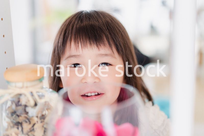 おうちで遊ぶ小さな女の子