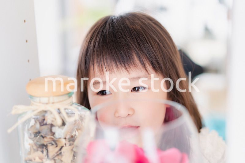 おうちで遊ぶ小さな女の子