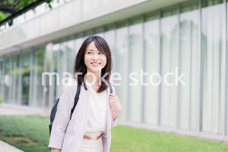 一人で街を歩くビジネスウーマン