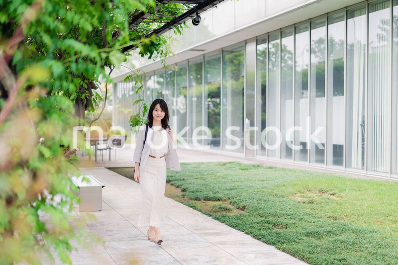 一人で街を歩くビジネスウーマン