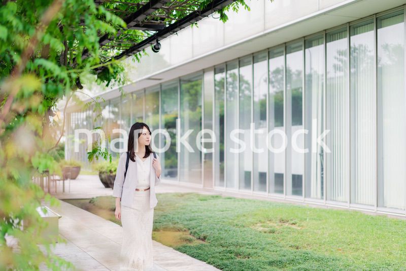 一人で街を歩くビジネスウーマン