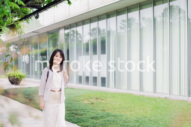 一人で街を歩くビジネスウーマン