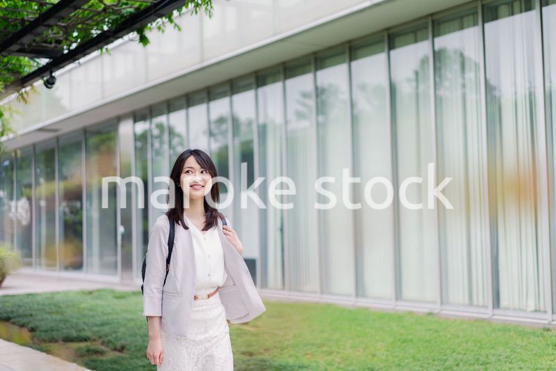 一人で街を歩くビジネスウーマン