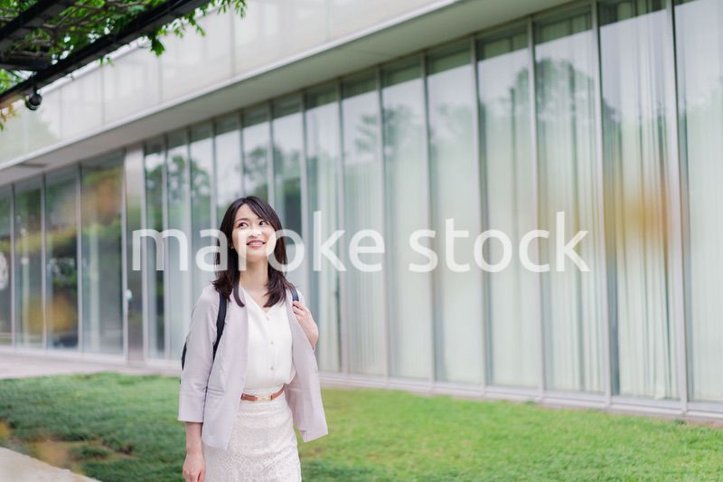 一人で街を歩くビジネスウーマン