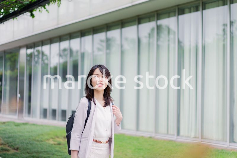 一人で街を歩くビジネスウーマン