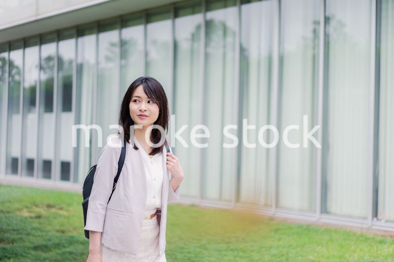 一人で街を歩くビジネスウーマン