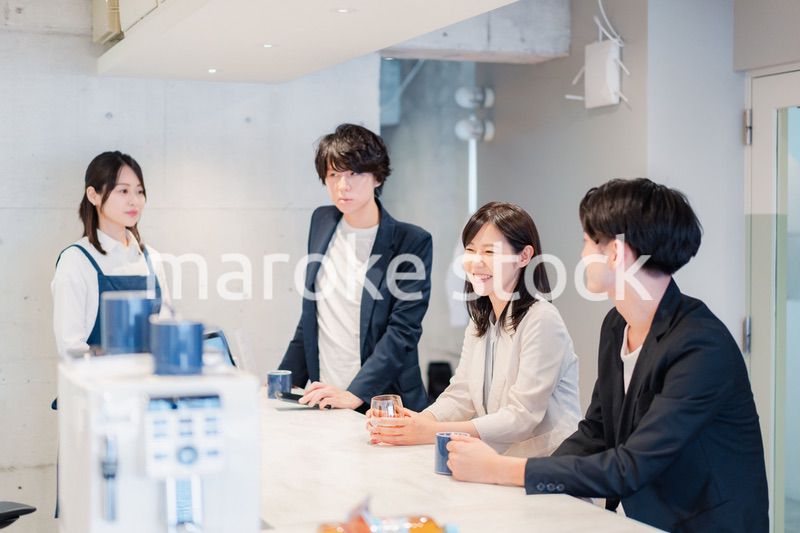 カフェに集うお客さま