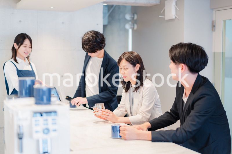 カフェに集うお客さま