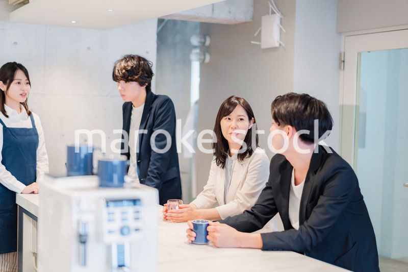 カフェに集うお客さま