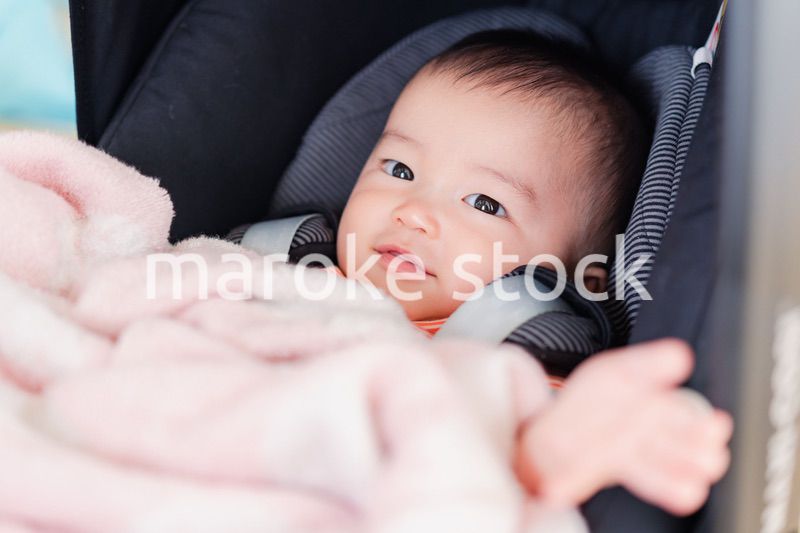 ベビーカーからほほえむ赤ちゃん
