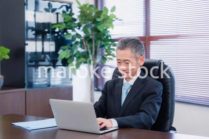 パソコンで仕事をする社長