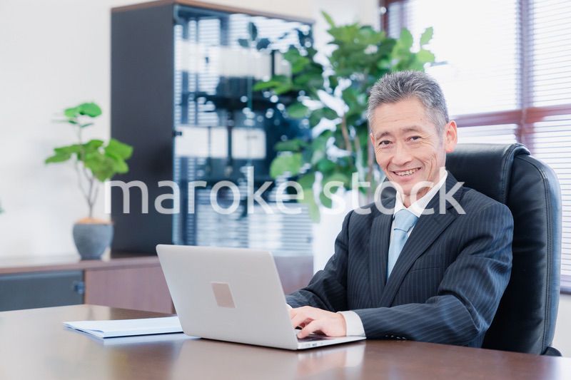 パソコンで仕事をする社長