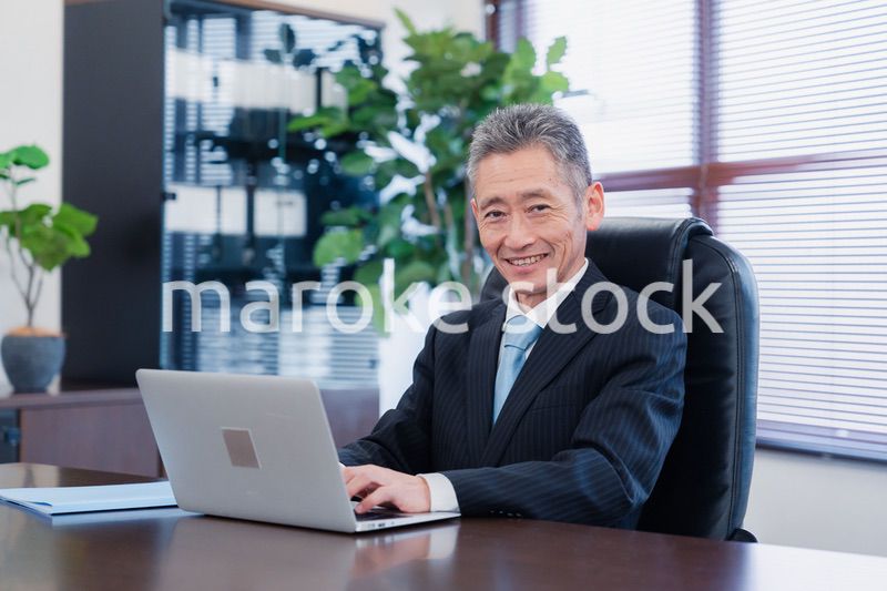 パソコンで仕事をする社長