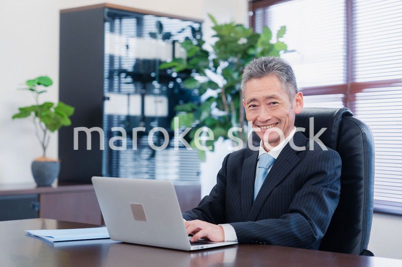 パソコンで仕事をする社長