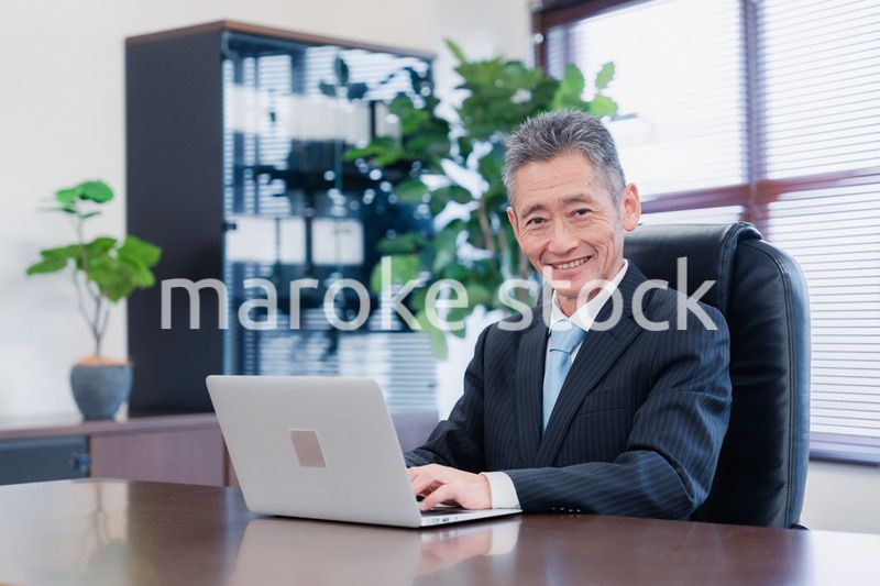 パソコンで仕事をする社長