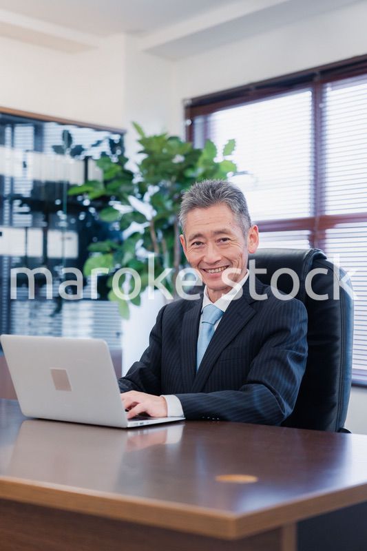 パソコンで仕事をする社長