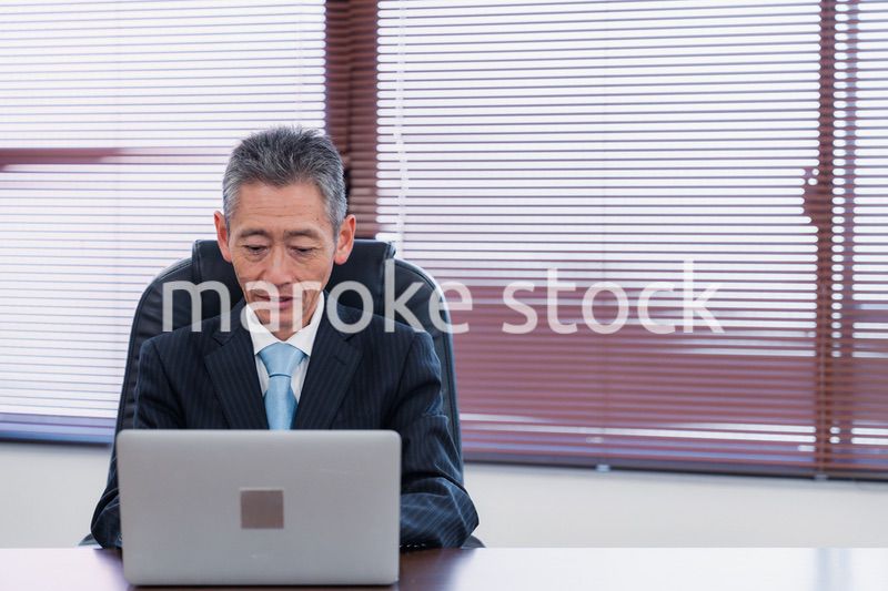 パソコンで仕事をする社長