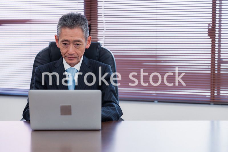 パソコンで仕事をする社長