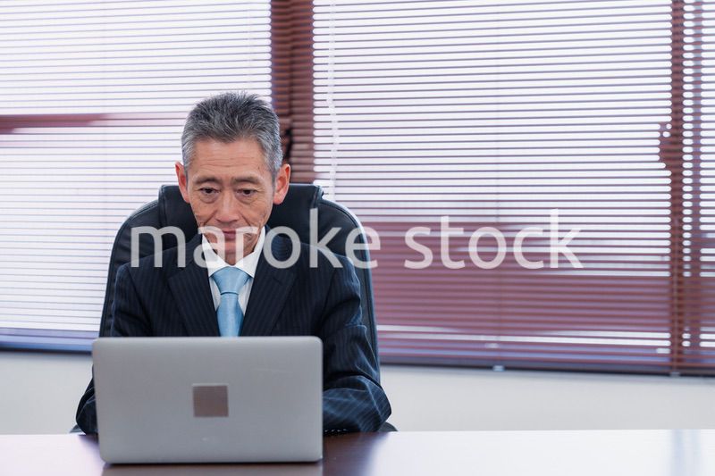 パソコンで仕事をする社長