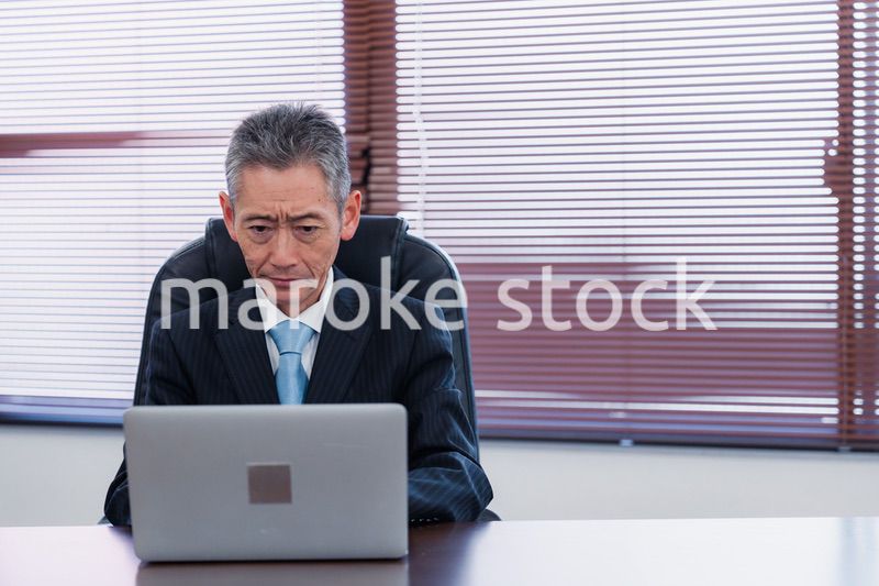 パソコンで仕事をする社長