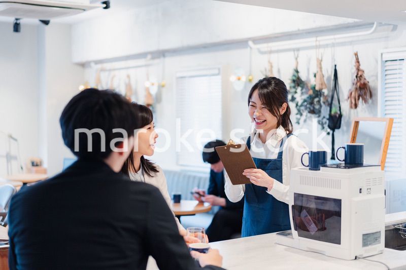 カフェで注文を取る若いスタッフ