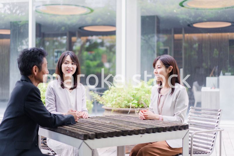 ワーキングランチをするビジネスパーソン