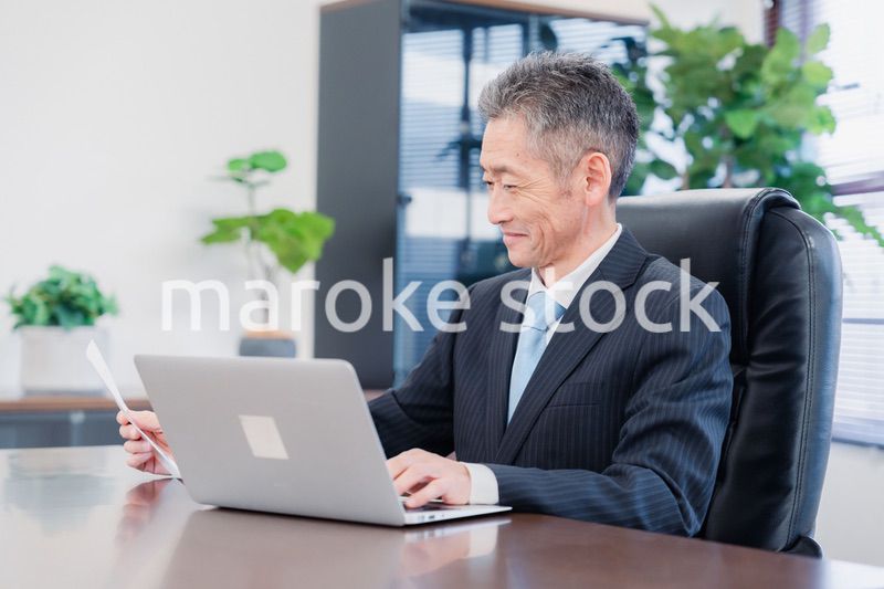 パソコンで仕事をする社長