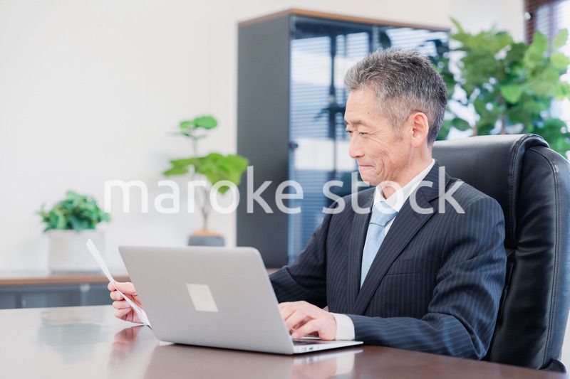 パソコンで仕事をする社長