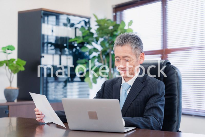 パソコンで仕事をする社長