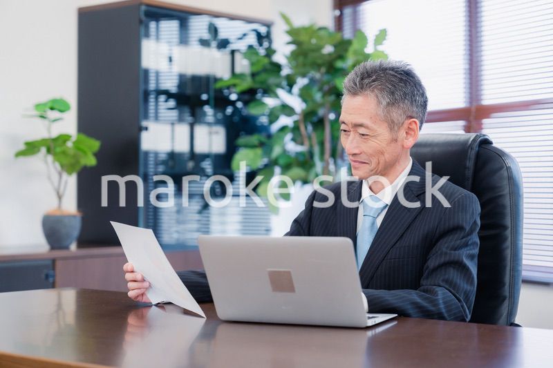 パソコンで仕事をする社長