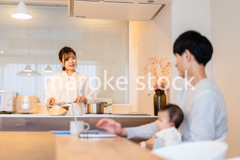 赤ちゃんと一緒にパソコンを使うパパ